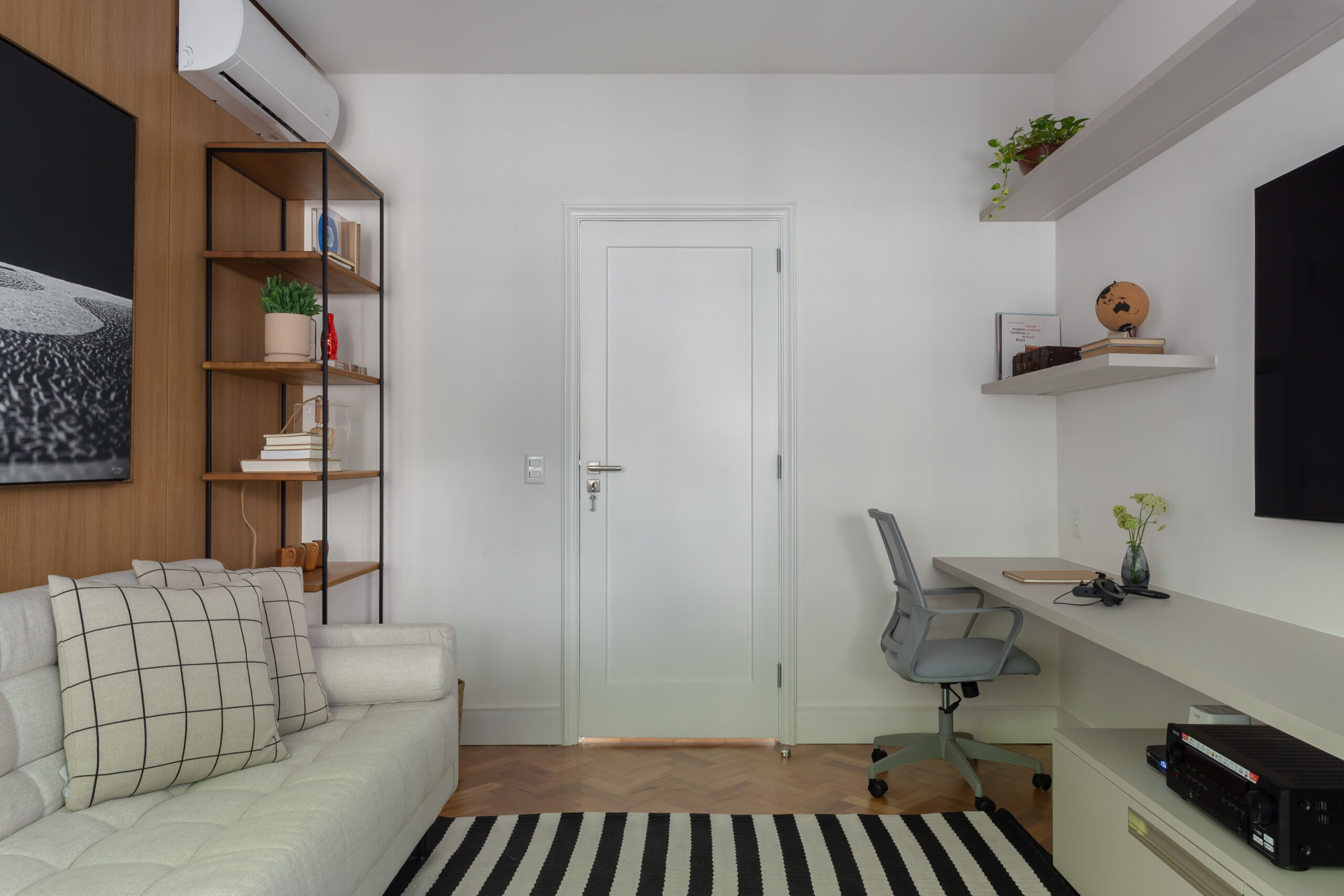 Jardim de inverno com piso xadrez é o destaque deste apê no Rio. Projeto de Fernanda Medeiros. Na foto, quarto de hóspedes com home office. (Luiza Schreier)