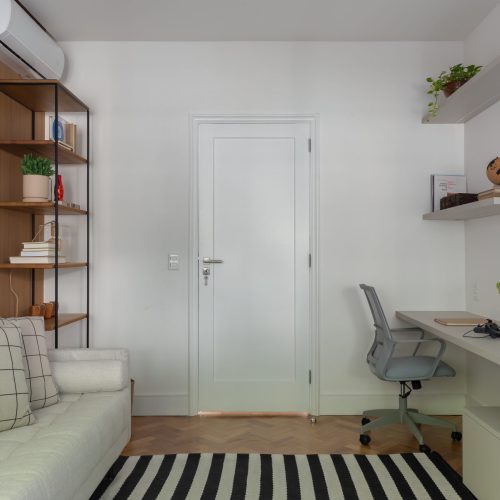 Jardim de inverno com piso xadrez é o destaque deste apê no Rio. Projeto de Fernanda Medeiros. Na foto, quarto de hóspedes com home office. (Luiza Schreier)