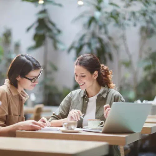 locador locatario mulheres revisando documento aluguel 720x511